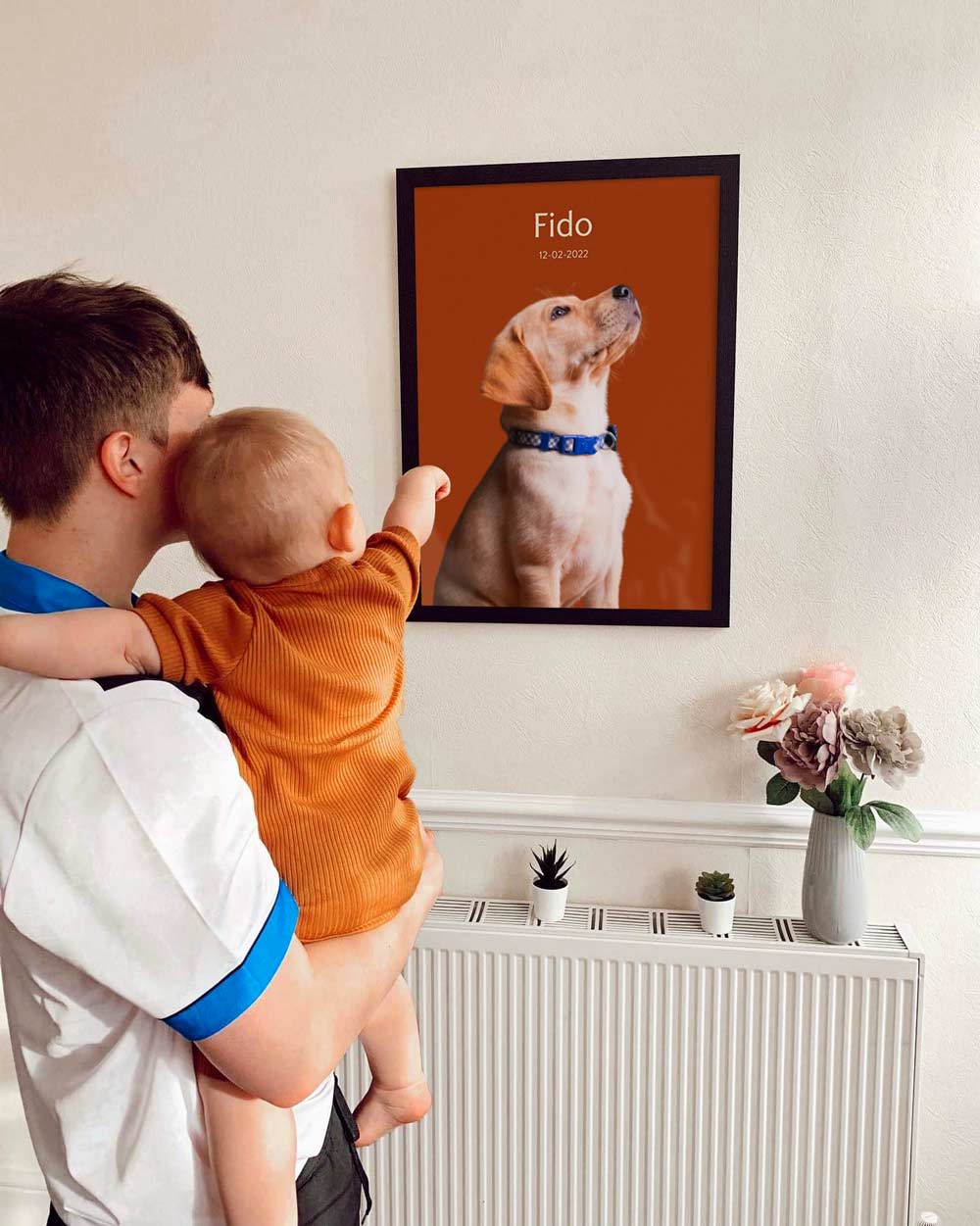 far holder baby som peger på hunde plakat