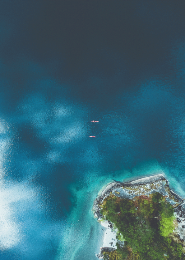 fotoplakat af to der sejler i kano i det blå ocean i tropiske omgivelser