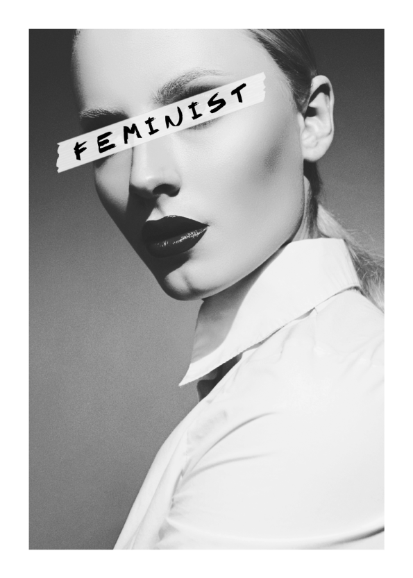 fotoplakat af kvinde med feminist stempel i sort hvid