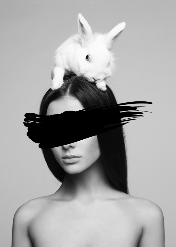 fotoplakat af kvinde med kanin på hovedet. Fashion billede i sort hvid