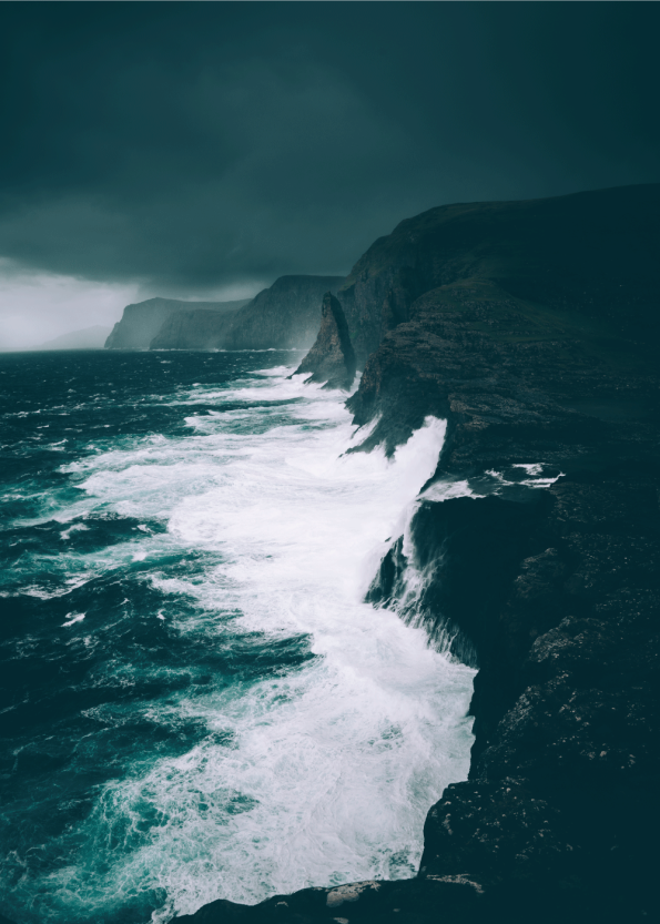 fotoplakat af brusende bølger og store klipper i storm