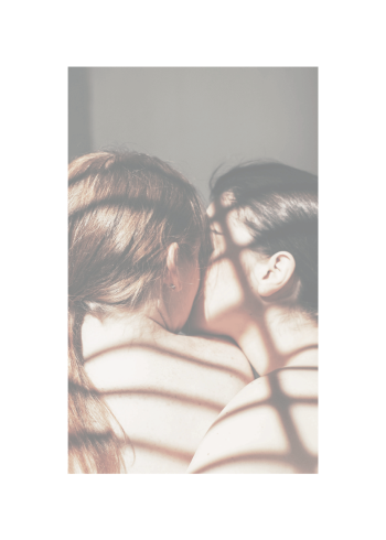 To kvinder der kysser