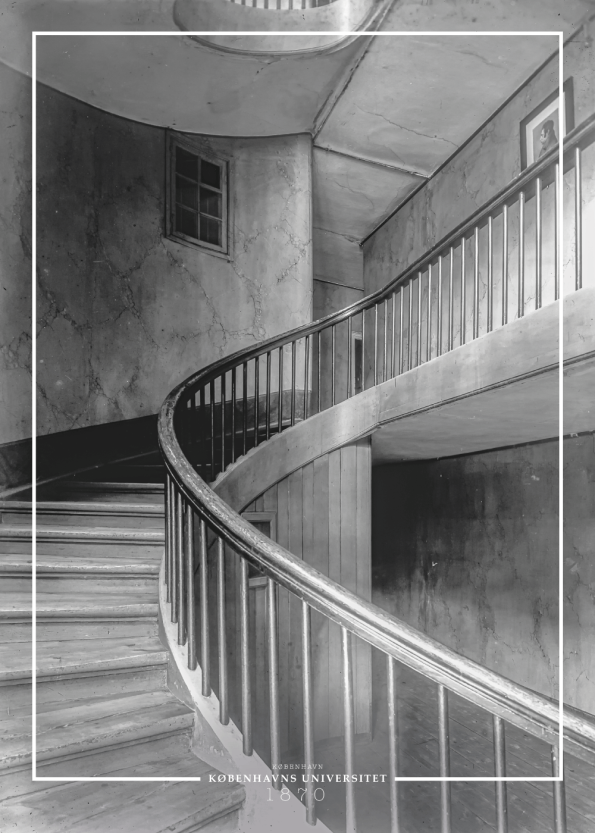 Plakat med gammelt billede af snoet trappe på Københavns universitet