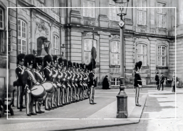 Plakat med gammelt fra Amalienborg billede af gardere på geled