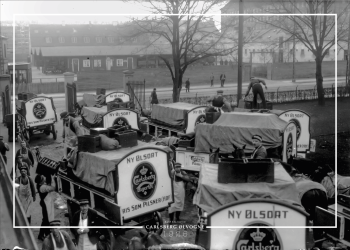Plakat med gammelt billede af Carlsberg øl vogne