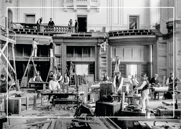 Plakat med gammelt billede af opbygningen af folketingssalen