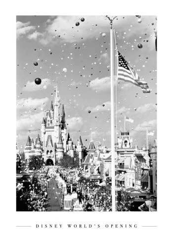 disney world åbningsdag med flag og balloner i sort hvid
