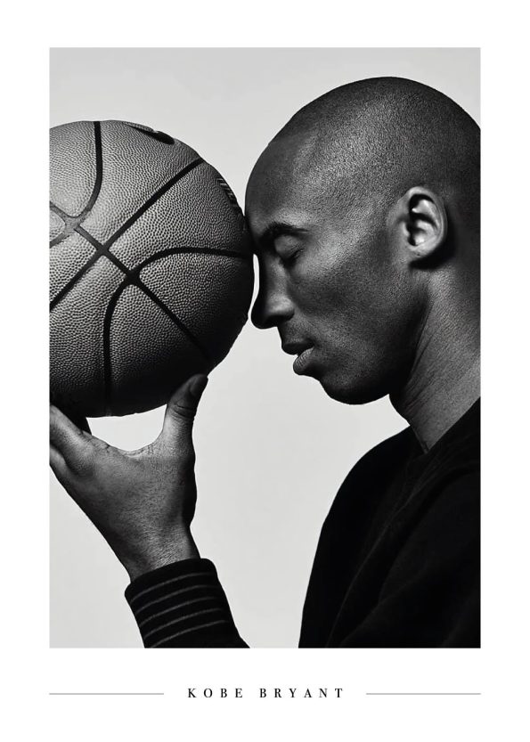 porttræt af Kobe Bryant i sort hvid