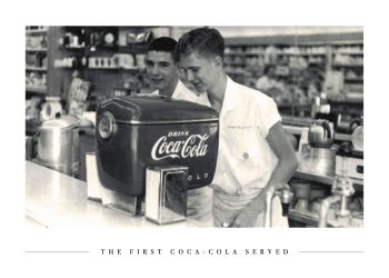 første coca cola serveret i sort hvid