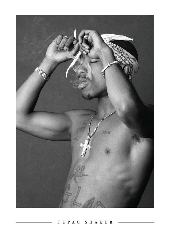 rapper tupac uden trøje i sort hvid